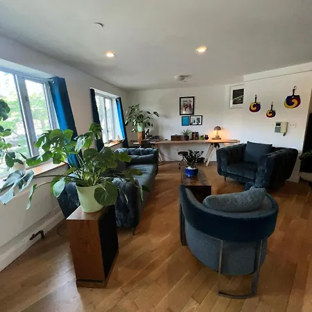 4 Peeps Apt Inwilliamsburg